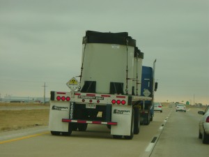 Truck_hauling_two_huge_cannisters_marked_Radioactive By Mark (originally posted to Flickr as Radioactive) [CC-BY-SA-2.0 (http://creativecommons.org/licenses/by-sa/2.0)], via Wikimedia Commons